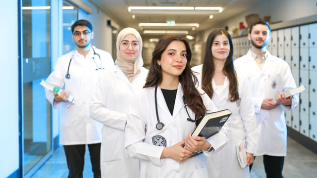 Étudiant en médecine sur un campus universitaire à l'étranger