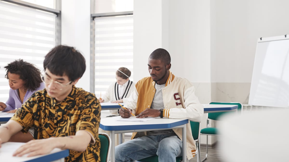 Étudiants travaillant sur leur candidature